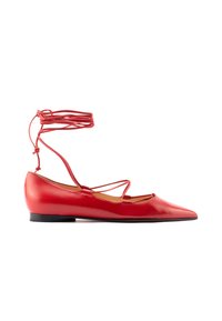 Ballerine in pelle rossa con punta affusolata, cinturini alla caviglia e tacco basso nero. Texture liscia e dettagli di design minimi.