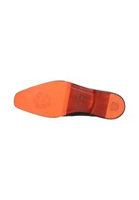 Suela de zapato de cuero negro con un acabado suave. Presenta una distintiva entresuela naranja y un detalle de logo en relieve. El diseño enfatiza la durabilidad y el estilo.