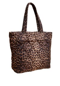 Borsa a spalla trapuntata marrone con stampa leopardata nera. Presenta due manici robusti e una texture morbida con un motivo geometrico.
