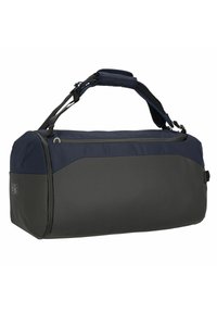 Borsa duffel navy e grigio scuro con tracolla imbottita regolabile e tasca laterale con zip, mostrata su uno sfondo bianco.