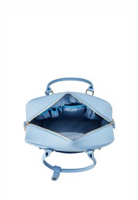Bolso de mano de cuero azul claro con cierre de cremallera, que cuenta con un interior espacioso forrado de tela clara y bolsillos elásticos para una mejor organización.