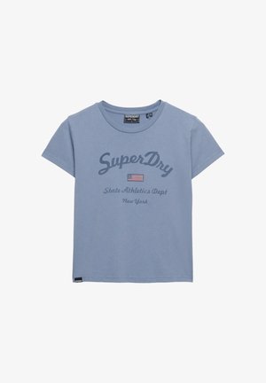 Niebieska koszulka z krótkim rękawem i okrągłym dekoltem, z nadrukiem "SuperDry", flagą Stanów Zjednoczonych oraz napisem "State Athletics Dept New York" na przedzie.