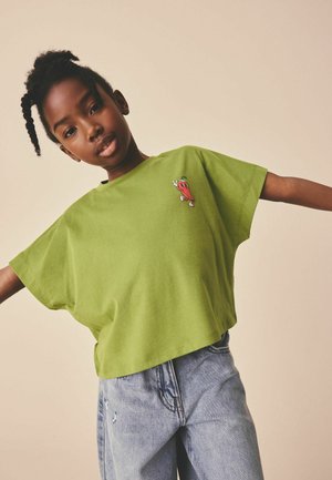 Next, REGULAR FIT - BOXY GRAPHIC T-SHIRT  . - Camiseta estampada - green chilli