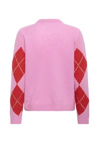 Różowy kardigan z czerwono-białym wzorem argyle na rękawach. Dziana faktura, ściągacze przy mankietach i dolnym końcu. Klasyczny kołnierz przy szyi.