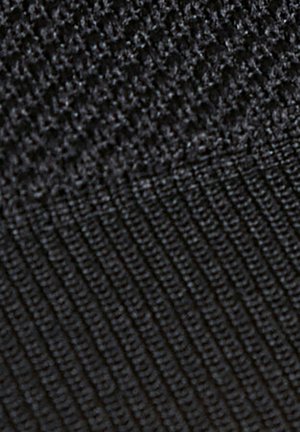 Tessuto a maglia nero con due motivi distinti: una sezione superiore texturizzata e una sezione inferiore a costine, entrambe con una finitura uniforme e liscia.