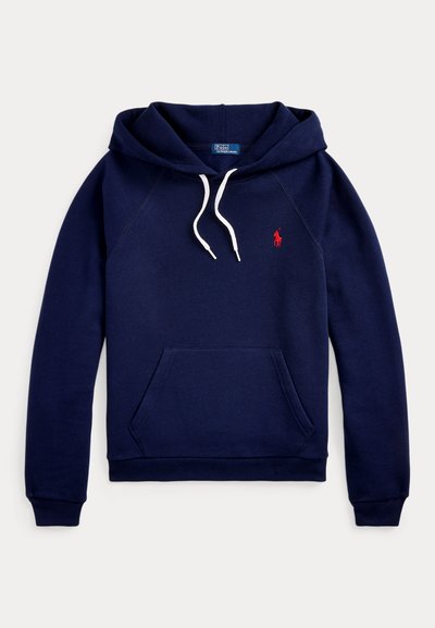 Laivastonsininen huppari, jossa valkoiset kiristysnauhat, kengurutasku ja punainen Polo Ralph Lauren -logo vasemmassa rinnassa.