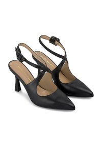 Tacones negros de tira trasera con punta afilada, diseño de tiras cruzadas y un detalle decorativo de hebilla. Fabricados en cuero suave con un tacón resistente.
