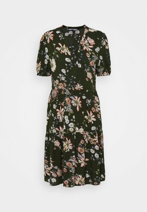 Ciemnozielona sukienka z krótkim rękawem, wzorem kwiatowym w kolorach różowym, białym i niebieskim, dekoltem w serek oraz spódnicą warstwową.