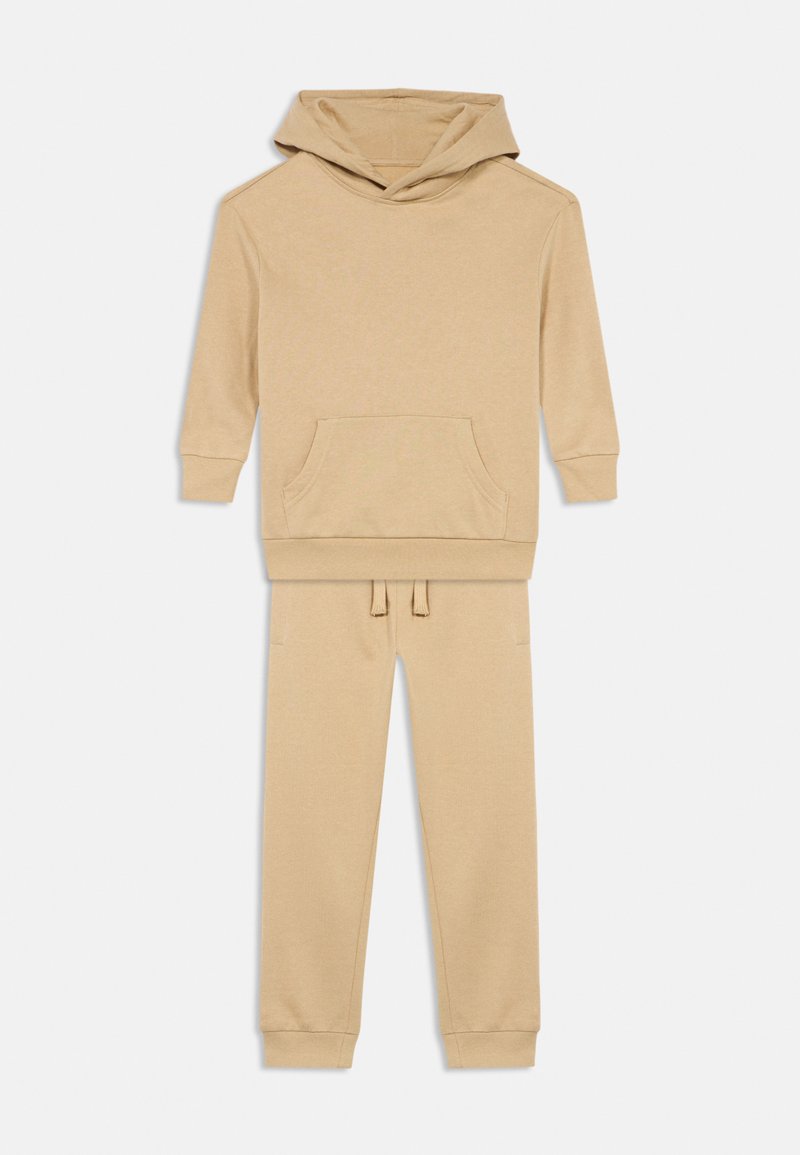 Sweatshirt bege com capuz, com bolso frontal em estilo canguru, e calças de jogging combinando, com faixa elástica na cintura e bainhas ajustadas.