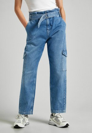 Lichtblauwe denim cargo broek met een hoge taille, zijzakken en een riem. Tapered leg ontwerp met een gladde textuur en een klassieke stijl.
