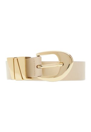 Ceinture en cuir beige avec une grande boucle dorée brillante et deux passants dorés sur fond blanc.