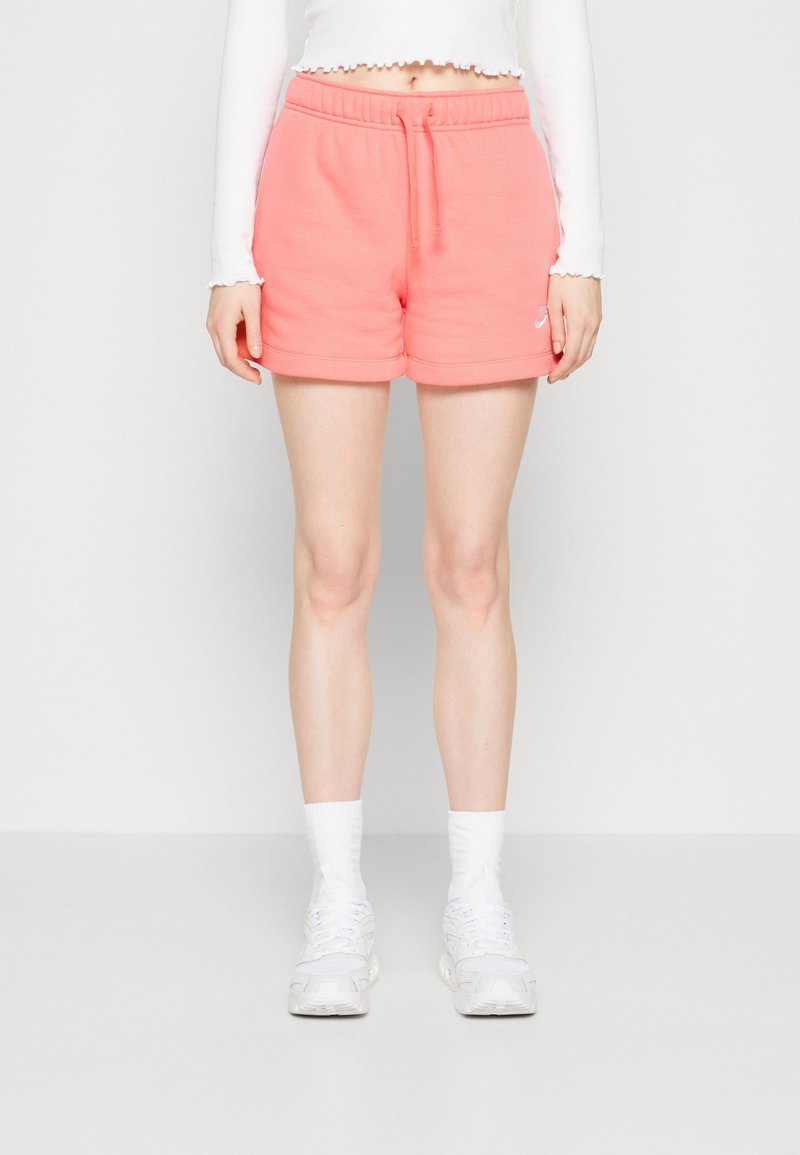 Růžové fleecové šortky s elastickým pasem, šňůrkou a bočními kapsami. Mají hladkou texturu a malou logovou akcentaci na přední straně.