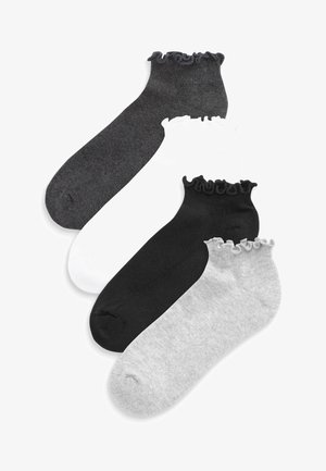 Quatre paires de chaussettes de cheville : gris foncé, noir, blanc et gris clair, chacune avec une conception de bord en dentelle. Fabriquées en tissu doux et texturé.