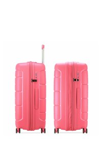 Hartschalenkoffer in leuchtendem Pink, rechteckige Form mit texturierter Oberfläche, zwei Seitenhenkeln und vier drehbaren Rollen, verfügt über einen ausziehbaren Griff.