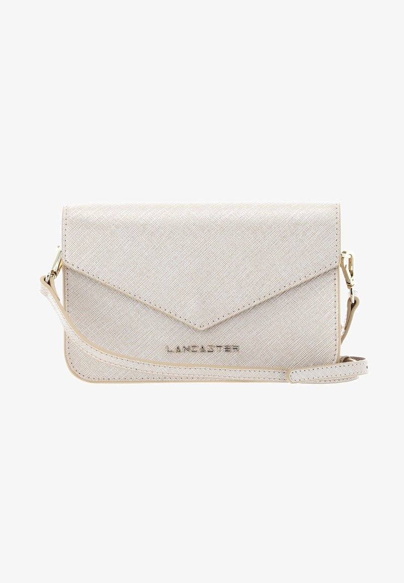 Clutch sintetico beige con una patta triangolare, texture a ciottoli, leggero lucido e tracolla coordinata. Dotato di accessori in tonalità oro e logo del marchio.