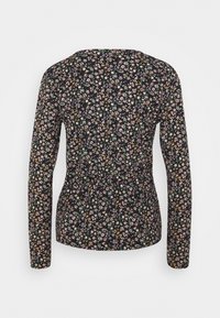 Maglietta a maniche lunghe in tessuto nero con stampa floreale. Caratterizzata da un collo rotondo e un design aderente. Piccole fiori colorati su uno sfondo scuro.