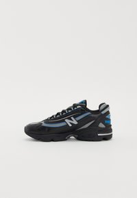Sort atletisk sneakers med mesh-detaljer, blå og sølv accenter, snørebåndsdesign og en kraftig sål. Har et fremtrædende logo på siden.