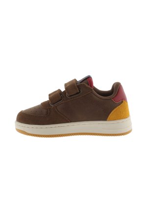 Basket marron pour enfants avec deux bandes Velcro, semelle blanche, patch jaune au talon et accent rouge sur le col arrière.