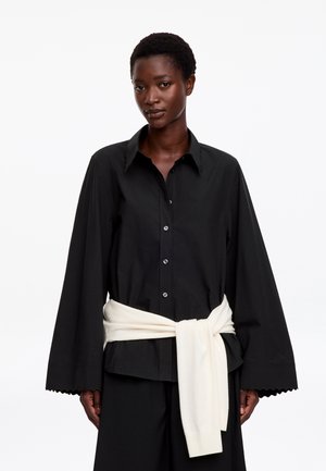 ARKET, ARKET SCALLOP-DETAIL SHIRT - Chemisier - black