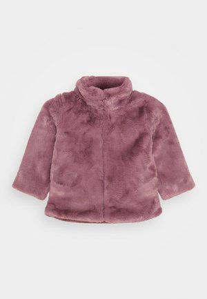 Blød mauve faux-pelsjakke med lange ærmer og ståkrave, designet for varme og blød tekstur.