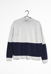 Pull color block gris et marine avec un col rond, des manches raglan, et des poignets et un bas côtelés. Fabriqué en tissu doux et texturé.