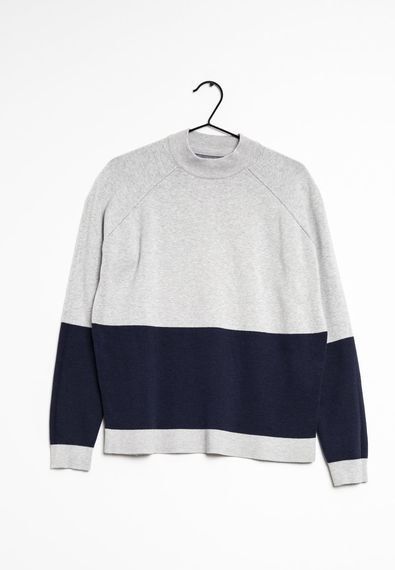 Pull color block gris et marine avec un col rond, des manches raglan, et des poignets et un bas côtelés. Fabriqué en tissu doux et texturé.