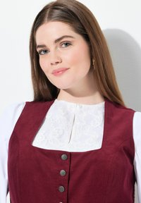 Burgundy mekko, jossa on valkoinen pitsikaulus, etuosassa kolme hopeista nappia ja tiukka malli. Sileä kangas.