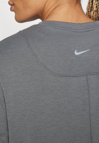 Nike Performance ONE RELAXED - Hosszú ujjú felső - iron grey/black