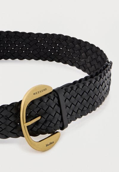 Ceinture en cuir tressé noir avec une boucle en métal doré incurvée gravée de "WEEKEND" et "MaxMara."