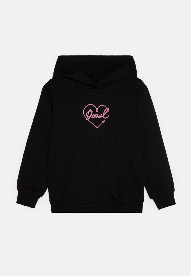 Felpa nera realizzata in un tessuto morbido, con un design a forma di cuore rosa con una freccia e la scritta "Duel" in corsivo. Comprende una tasca frontale e cappuccio.