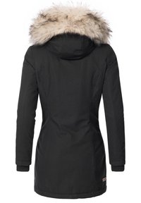 Manteau d'hiver long pour femmes noires avec une taille cintrée, des manches longues et une capuche bordée de fausse fourrure marron clair.