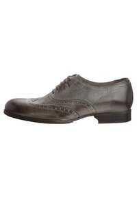 Grijze leren jurk schoen met vleugelpuntontwerp, textuurafwerking, decoratieve perforaties en een platte hak. Veterlinten aan de bovenzijde voor een stevige pasvorm.