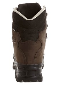 Hnědé a černé turistické boty s polstrovaným límcem, pevnou podrážkou a kovovými očky, z pohledu zezadu.