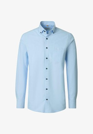 Hellblaues Herrenhemd mit langen Ärmeln, schwarzen Knöpfen, Button-Down-Kragen und Brusttasche, dargestellt vor weißem Hintergrund.