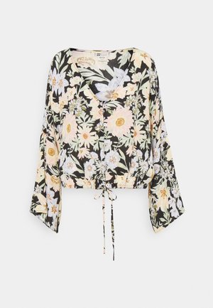 Kwiatowy krótki top na czarnym tle, z pastelowymi kwiatami, dekoltem w serek i szerokimi rękawami. Zawiązywany w pasie.