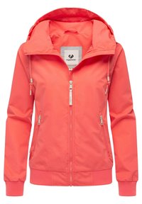 Koralowa kurtka rozpinana z regulowanym kapturem, przednimi kieszeniami, ściągaczami na mankietach i u dołu. Wykonana z gładkiego, lekkiego materiału. Posiada metkę z logo.