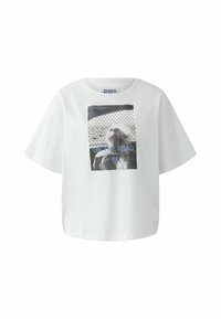 Witte katoenen T-shirt met korte mouwen, met een zwart-wit grafische print en blauwe tekst "ON THE ROAD" op de voorkant.