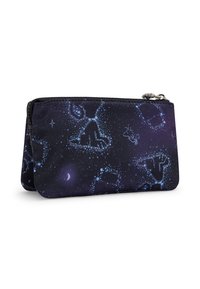 Plånbok med dragkedja med en mörklila utsida som har ett stjärnkonstellationmönster och präglade former. Mjuk tygkänsla.
