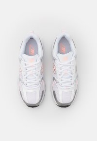 New Balance MR530 UNISEX - Sapatilhas - white/rose