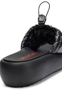 Czarne sandały na platformie z błyszczącą, wyściełaną cholewką i marszczonym wzorem. Wkładka jest teksturowana, z wytłoczonym na czerwono napisem "HUGO".