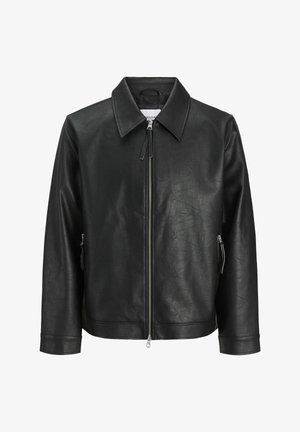 Veste en cuir noir avec un col, fermeture éclair à l'avant et poches latérales. Présente une finition texturée et un design épuré.