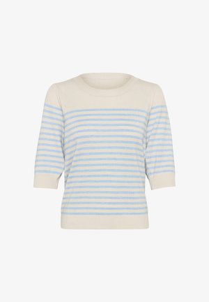 Crème gebreide trui met horizontale lichtblauwe strepen, een ronde hals en korte mouwen met een lichte poef op de schouder.