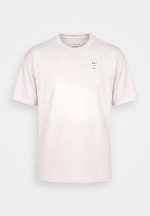 Jasnoróżowa T-shirt z krótkim rękawem i okrągłym dekoltem, z małą białą łatką na lewej piersi, na której znajduje się napis "NIKE" i "GOLF" oraz logo Swoosh.