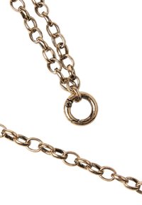 Metal kædedyse med sammenflettede ovale led i en børstet antique finish. Har en cirkulær lukning som detalje.