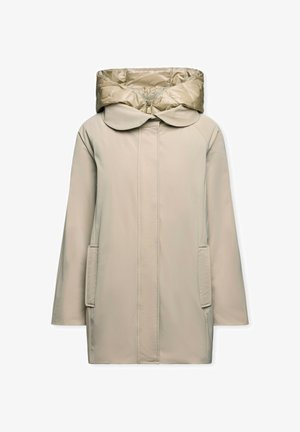 Cappotto beige di lunghezza media con cappuccio imbottito, zip frontale nascosta, colletto arrotondato e due tasche laterali.