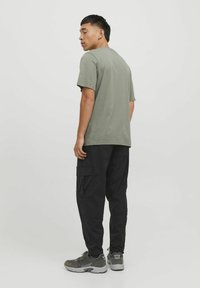 Jack & Jones JCODUST CREW NECK - Camiseta estampada - agave green