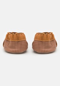 Brązowe skórzane buciki dla niemowląt z teksturowanym wzorem kratki na dolnej części i marszczonym wierzchem, z gładkim wykończeniem i miękką podeszwą.