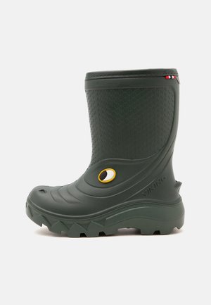 Botte en caoutchouc vert foncé avec tige texturée, semelle robuste et petit détail circulaire jaune et blanc sur le côté.