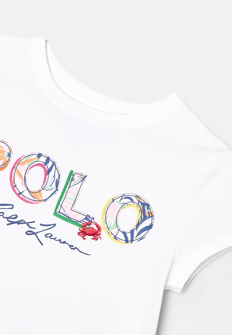 T-shirt bianca in cotone con lettere colorate "POLO" ricamate e dettaglio granchio, con la scritta corsiva "Ralph Lauren" sotto. Maniche corte.