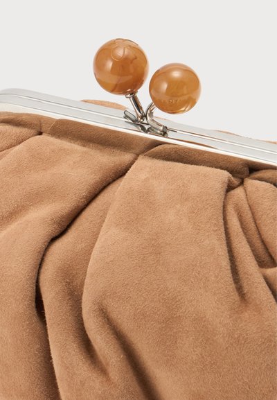 Petit sac en tissu daim beige doux avec cadre métallique argenté et deux fermoirs ronds de couleur ambre en haut.